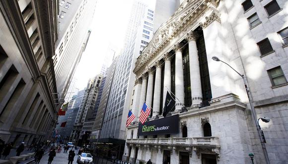Diez minutos después del inicio de las operaciones en la Bolsa de Nueva York, el Dow Jones subía hasta 33.705 unidades y el selectivo S&P 500 sumaba un 0,08 % hasta 4.139 puntos. (Foto: EPA/JUSTIN LANE)