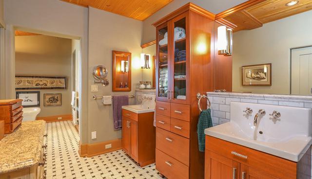 Este baño de estilo rústico cuenta con muebles con finos acabados. Todo un lujo. (Foto: Realtor)