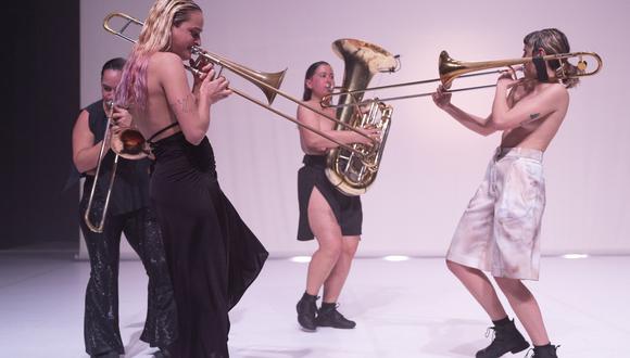 "This Is Not (an act of love & resistance)" coloca a nueve mujeres sobre el escenario: cinco bailarinas y cuatro instrumentistas de viento. (Foto: Laurent Philippe)