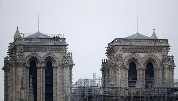 Pese al voraz incendio que azotó la catedral de Notre Dame, su icónica fachada se mantuvo en pie. (Foto: EFE)