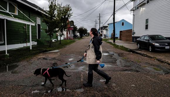 Marisa Morton mira las nubes mientras pasea a sus perros antes de que el huracán Ida toque tierra en Nueva Orleans, Louisiana, el 29 de agosto de 2021. (EFE / EPA / DAN ANDERSON).
