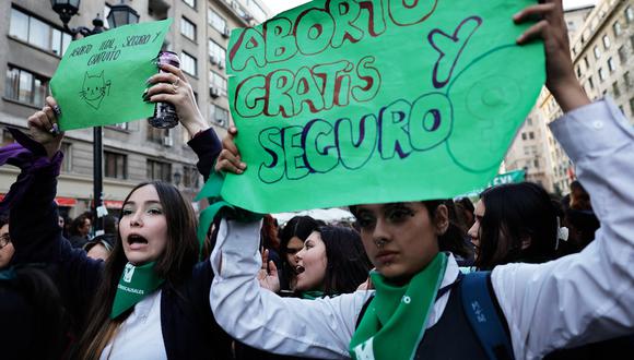 Mujeres se manifiestan a favor de la despenalización del aborto en el Día Internacional del Aborto Seguro, frente al palacio presidencial de La Moneda en Santiago, el 28 de septiembre de 2023. (Foto de MARTIN BERNETTI / AFP)