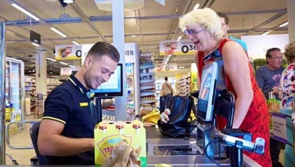 La cadena holandesa de supermercados Jumbo ha instalado 'cajas lentas' para combatir la soledad de sus clientes mayores. (Foto: Twitter | @dirkjanjanssen)