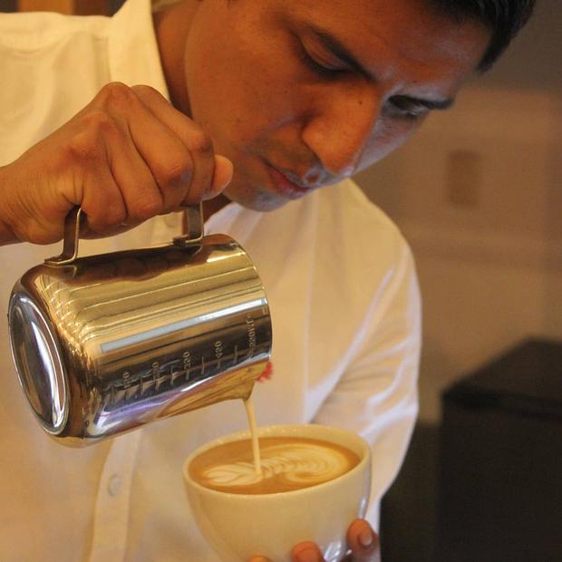 Luis Sánchez is an expert barista, taster and roaster.  At Pausa Café he uses the free pour style for his latte art patterns. 