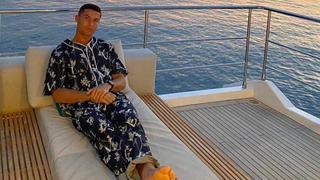 De moda hasta cuando va a dormir: el pijama de casi dos mil euros que viste Cristiano se volvió viral 