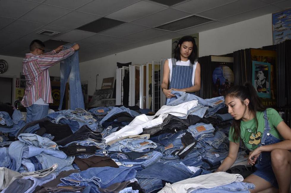 Una tienda en Estados Unidos que vende jeans vintage a precios bajos se volvió popular a causa de unos videos virales en TikTok. (Fotos: @dropyourjeans en Instagram)