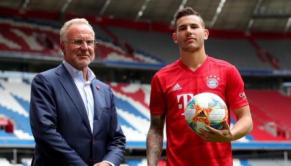 Karl-Heinz Rummenigge acompañando a Lucas Hernández en su presentación como nuevo deportista del Bayern Múnich. (Foto: AP)