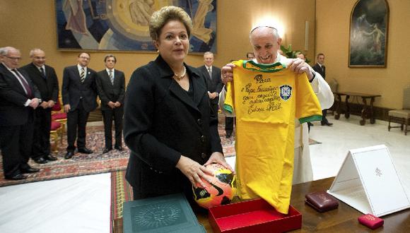 Rousseff al Papa: "Que la mano de Dios no empuje la pelota"