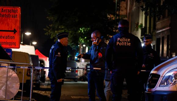 Oficiales de policía montan guardia cerca de la escena de un ataque con arma blanca en Bruselas.