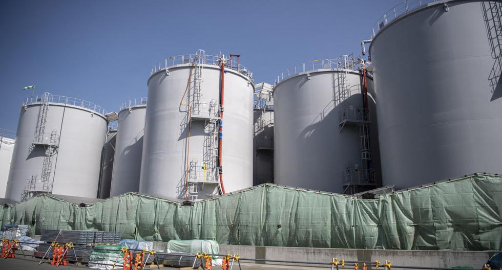 Esta foto tomada el 5 de marzo de 2022 muestra tanques de almacenamiento de agua contaminada tratada en la planta de energía nuclear de Fukushima en Japón. (CHARLY TRIBALLEAU / AFP).