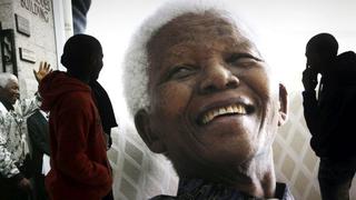 Salud de Nelson Mandela "mejoró en la noche" pero sigue siendo "crítica"