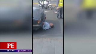 Cercado de Lima: taxista se colocó debajo de su automóvil para evitar intervención