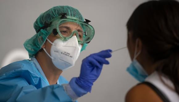 Una trabajadora de salud toma una prueba de COVID-19. (Foto: ANDER GILLENEA / AFP)