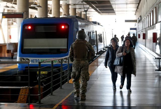 Miembros de las fuerzas de seguridad de Chile patrullan una estación de metro en Valparaíso. Foto: Reuters