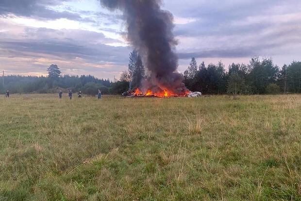 Esta fotografía publicada en un canal de Telegram @grey_zone vinculado a Wagner el 23 de agosto de 2023, muestra los restos de un avión en llamas cerca de la aldea de Kuzhenkino, en la región de Tver. (AFP).