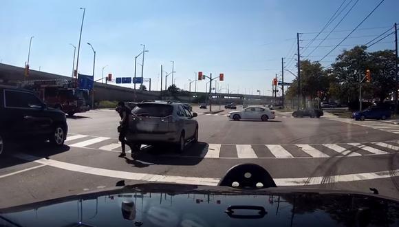 EL conductor del Lexus RX estaba muy distraído al momento de conducir. (Video: YouTube)