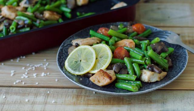 Ensaladas. Según el estudio publicado, comer ensaladas verdes nos ayudará a prevenir ataques cardíacos o infartos. Una buena alternativa es añadir tomate a esta preparación. Una investigación del American Journal Clinical Nutrition descubrió que este alimento reduce el engrosamiento de la pared arterial interna. (Foto: Shutterstock)