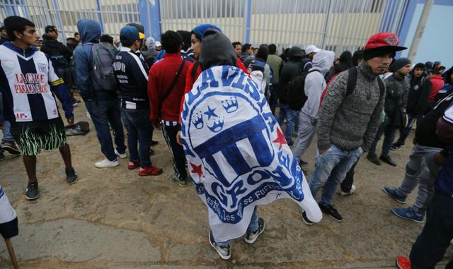 Algunos hinchas buscaban luchar contra el frío con sus banderolas. (Foto: Alonso Chero/El Comercio)