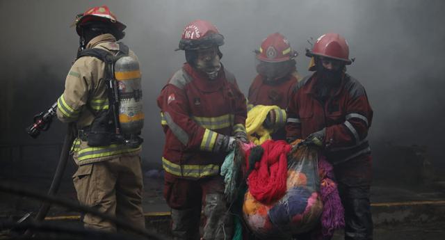 Incendio en galerías en el Jr. Nicolás de Piérola con Tupac Amaru en el distrito de Carabayllo. (Foto: Joel Alonzo/ GEC)