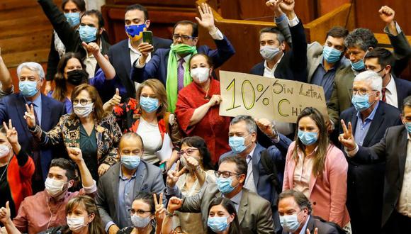 Congresistas opositores chilenos posan y celebran la conclusión de una sesión del Congreso para aprobar un segundo retiro parcial del ahorro previsional, en medio de la propagación de la enfermedad del coronavirus (COVID-19), en Valparaíso, Chile. (Foto: Archivo/REUTERS / Rodrigo Garrido).