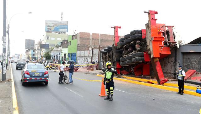 Grúa de volcó y causó danos en avenida Colonial