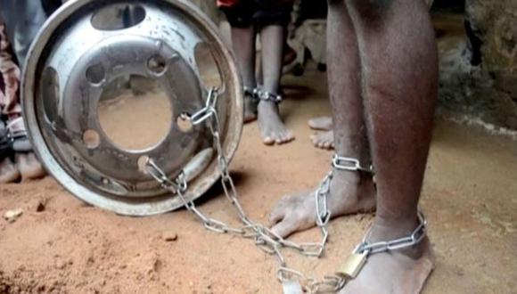 La "casa de la tortura" en Nigeria: el testimonio de uno de los rescatados del centro donde 500 hombres y niños eran encadenados. (Reuters TV).