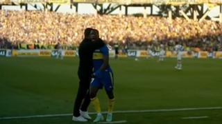 Advíncula y Battaglia se abrazaron tras el gol de Fabra en el Boca Juniors vs. Tigre