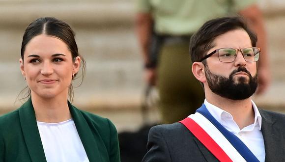 El presidente de Chile Gabriel Boric y su novia, Irina Karamanos, llegan al Palacio de La Moneda después de su ceremonia de investidura el 11 de marzo de 2022.  (MARTÍN BERNETTI / AFP).
