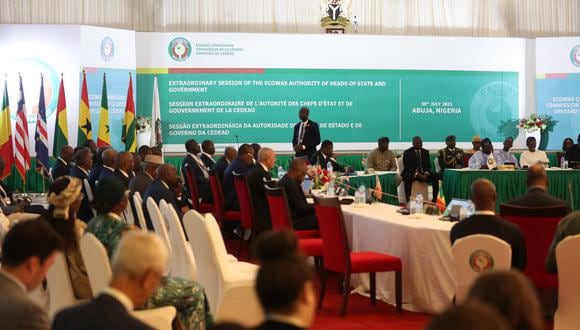 Los presidentes de la Comunidad Económica de los Estados de África Occidental (CEDEAO) son vistos durante la sesión extraordinaria de jefes de estado y de gobierno en Abuja el 30 de julio de 2023. (Foto de Kola SULAIMON / AFP)