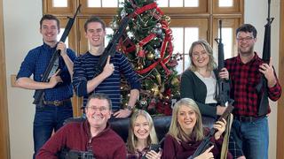 Congresista de EE.UU. publica foto familiar de Navidad rifles, días después de tiroteo en escuela