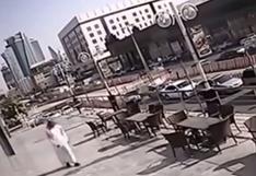 Hombre se salva de milagro tras caerle vidrio desde el cielo | VIDEO