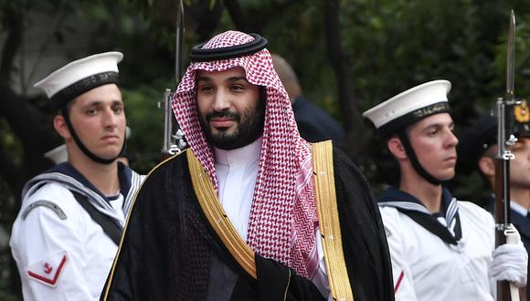 El príncipe heredero de Arabia Saudita, Mohammed bin Salman, pasa junto a una guardia de honor, antes de su reunión con el primer ministro griego en la oficina del primer ministro en Atenas el 26 de julio de 2022. (Foto de Louisa GOULIAMAKI / AFP)