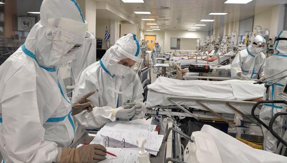 Enfermeras atienden a pacientes que padecen de coronavirus en la Unidad de Cuidados Intensivos (UCI) del hospital Voula, en un suburbio del sur de Atenas, Grecia, el 20 de noviembre de 2020. (LOUISA GOULIAMAKI / AFP).
