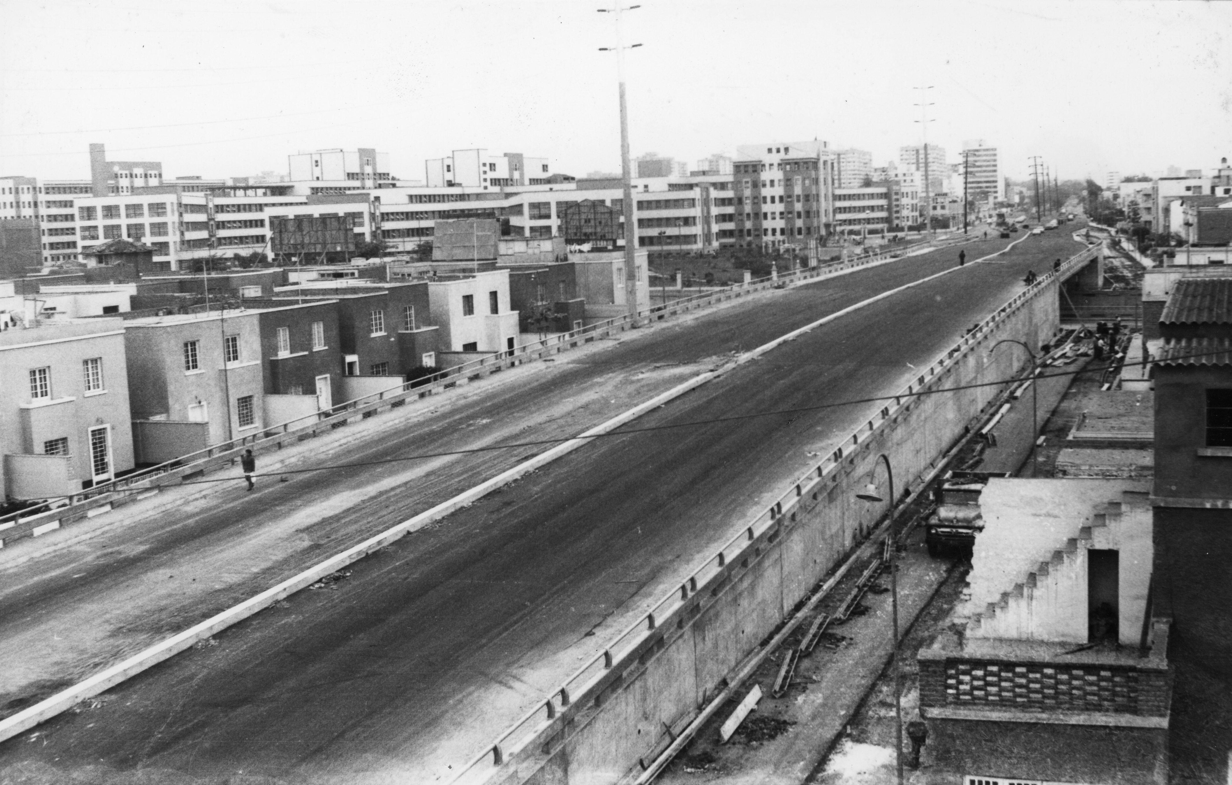 Para el 27 de junio del año 1974 se culminó el asfaltado de los últimos metros de la pista alta del paso a desnivel. (Foto: El Comercio)