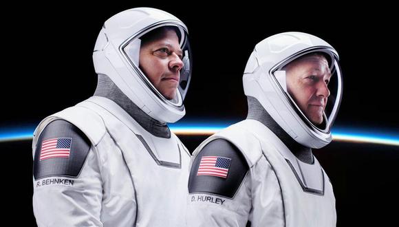 Astronautas de la NASA luciendo los trajes de SpaceX.