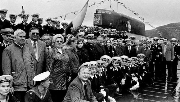 Tripulación del Kursk posa junto al inmenso submarino en 1999. (Foto: Agencia AFP)