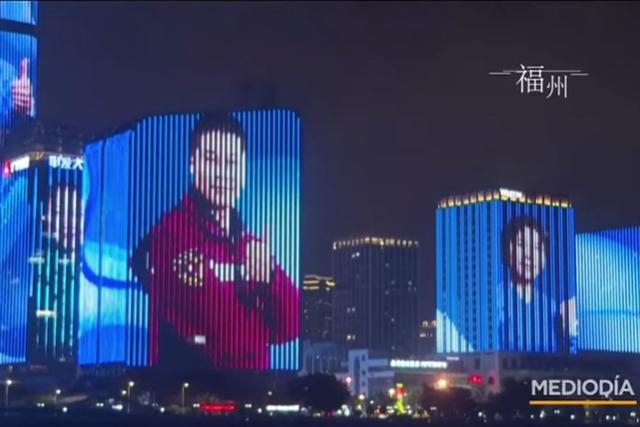 Los edificios más emblemáticos de China proyectaron los rostros de los profesionales de la salud. (YouTube: Noticias Telemundo)