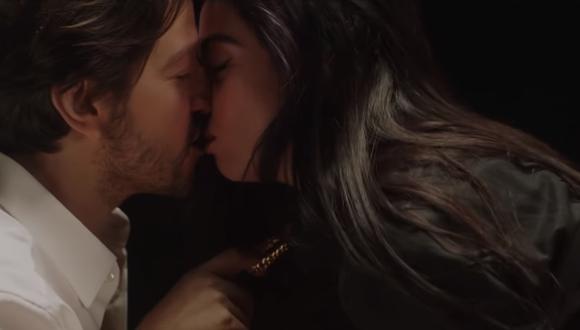 Diego Luna y Mon Laferte en el video de "El beso". (Foto: YouTube)