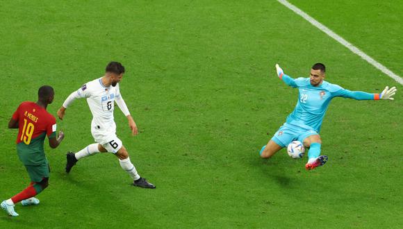 Diogo Costa se lució con un maravilloso achique en el Portugal vs Uruguay | Foto: REUTERS