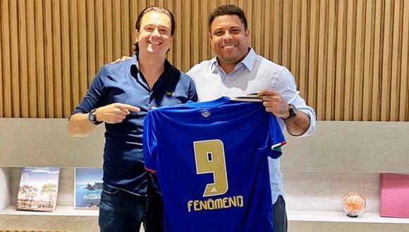 Ronaldo posando con el presidente del Cruzeiro luego de confirmarse su regreso al club como socio mayoritario. (Imagen: sergio.santosrodrigues / Instagram)