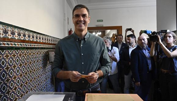 El primer ministro español y candidato a la reelección del Partido Socialista (PSOE), Pedro Sánchez, emite su voto durante las elecciones generales de España, en Madrid, el 23 de julio de 2023. (Foto de JAVIER SORIANO / AFP)