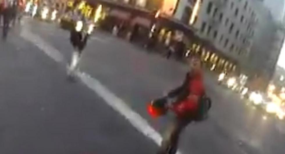 No sabemos si tiene dotes de ninja pero sin dudas este motociclista cae parado tras ser impactado por un auto con total estilo.