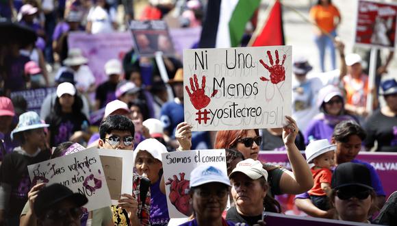 Manifestantes participan en una marcha con motivo del Día Internacional de la Mujer este viernes en San Salvador (El Salvador). EFE/ Rodrigo Sura