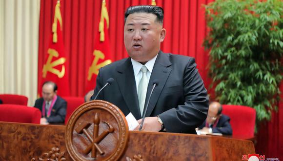 El líder norcoreano Kim Jong Un pronunciando un discurso en la Academia Central del Partido de los Trabajadores de Corea en Pyongyang. (Foto de KCNA VÍA KNS / AFP)