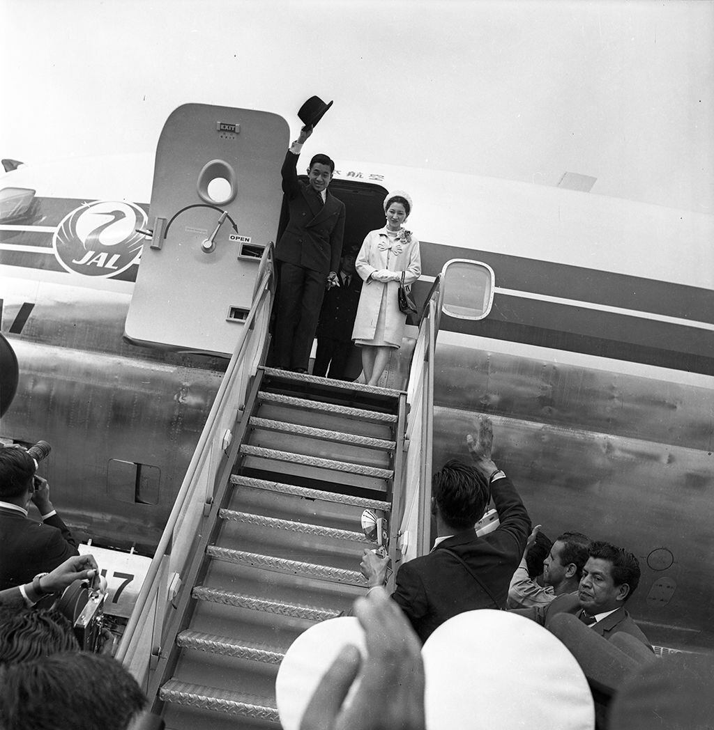Postal del avión en que llegó Akihito y su esposa. En esta imagen, tomada el 15 de mayo de 1967, los príncipes se despiden del país. (Foto: GEC Archivo Histórico)