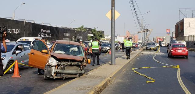 Chofer chocó contra un poste y abandonó al copiloto muerto. Accidente ocurrió en la Avenida Colonial, cuadra 10 altura, en el Cercado de Lima. (Fotos: Joseph Ángeles)