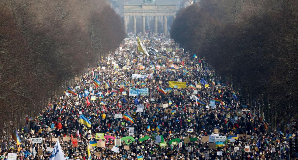 Los manifestantes se agolpan alrededor de la columna de la victoria y cerca de la Puerta de Brandenburgo en Berlín, Alemania, para protestar contra la invasión rusa de Ucrania el 27 de febrero de 2022. (Impar ANDERSEN / AFP).