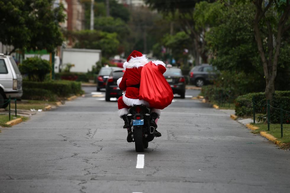 Santa Claus por calles de Lima. Previa a la Noche Buena. Foto: Hugo Curotto / @photo.gec
