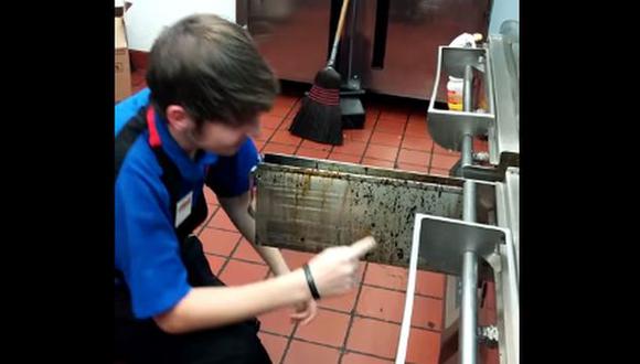 Empleado de McDonald’s lamió un depósito de grasa [VIDEO]
