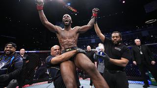 Edwards mantiene el título de peso wélter: venció por decisión dividida a Usman en la UFC 286